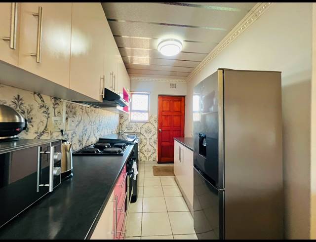 2 BEDROOM APARTMENT FOR SALE IN NEWLANDS EAST
